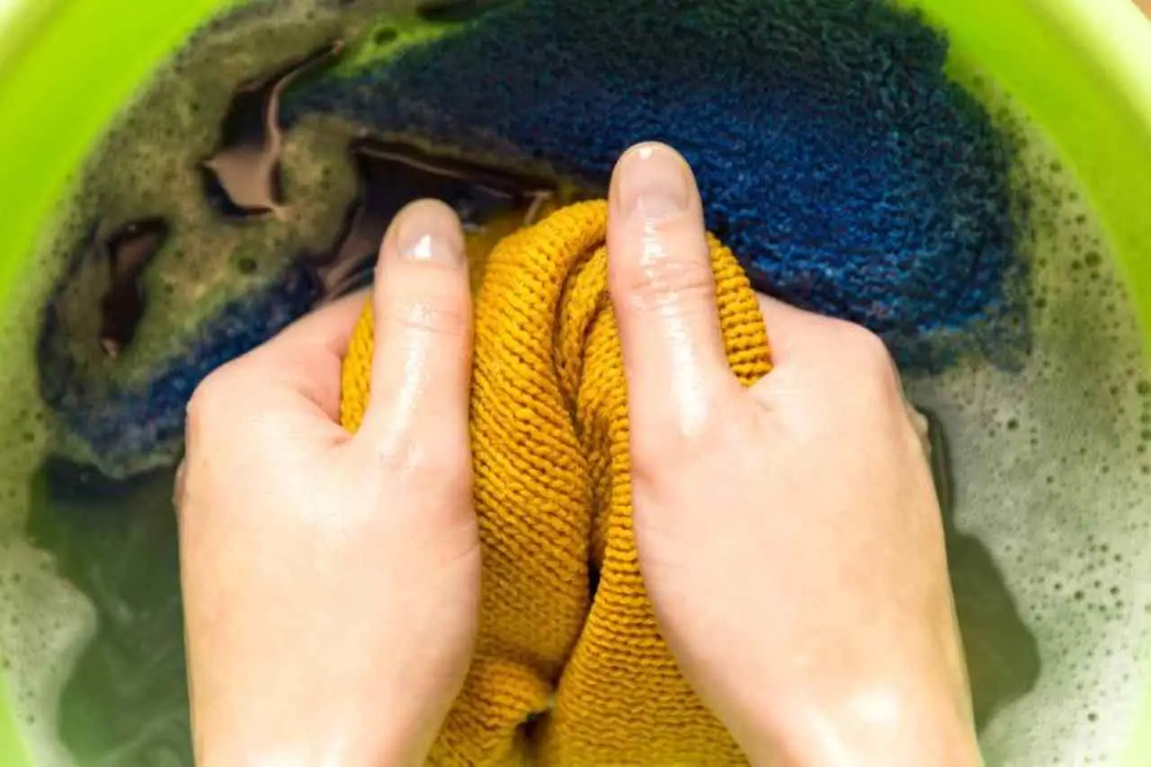 Manchas de grasa en ropa de color: no uses detergente, este es el truco casero infalible